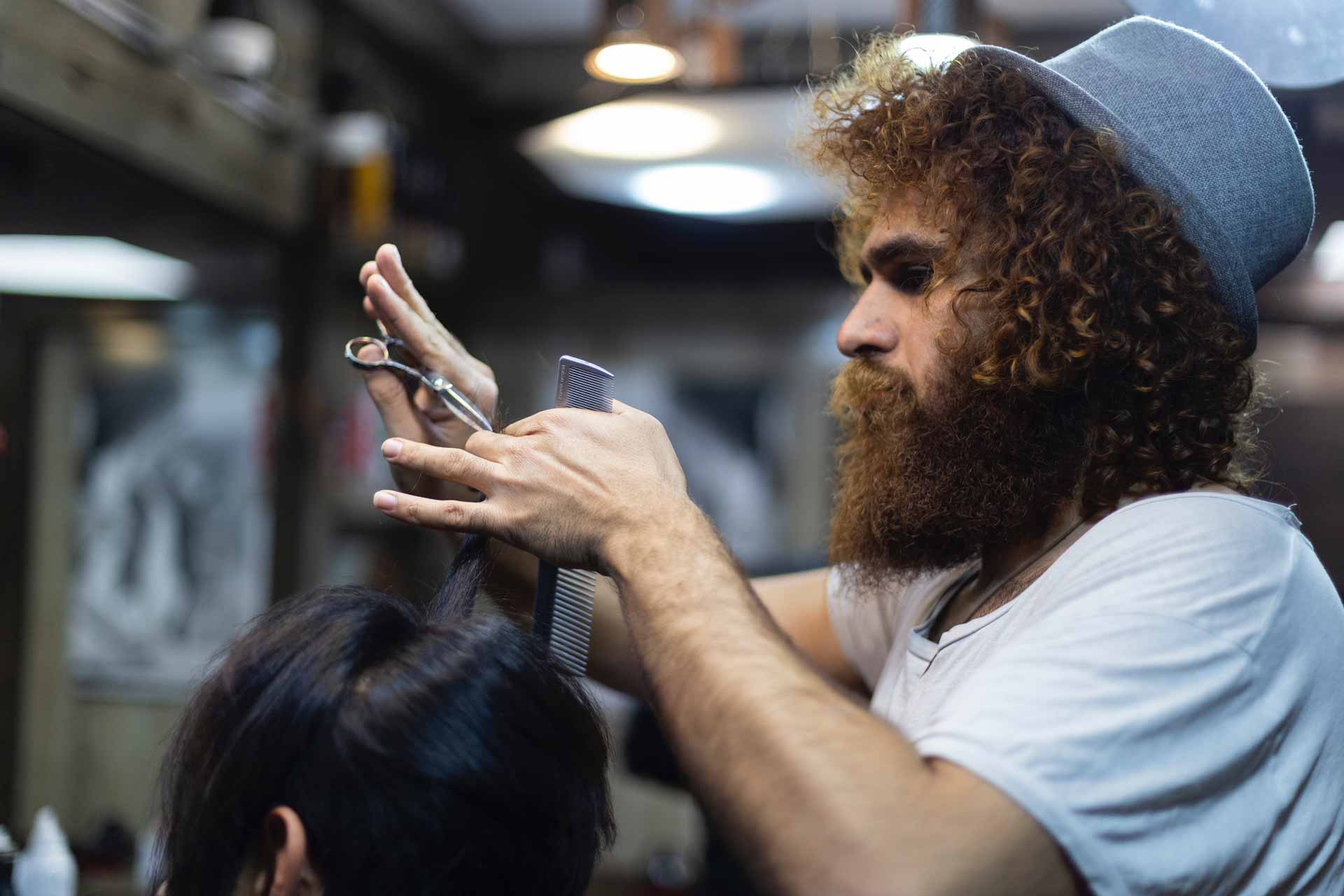 Фотографія: Перукар обслуговує клієнта